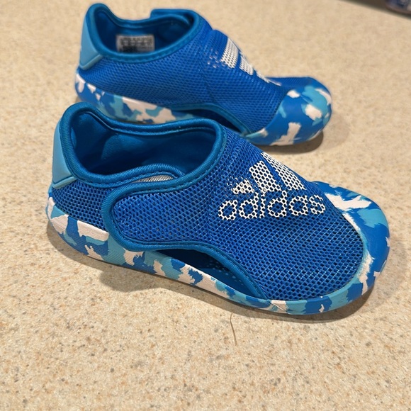 Adidas Kids Blue Slip-On Shoes slides sandals Large instep with Velcro closure - Picture 2 of 9